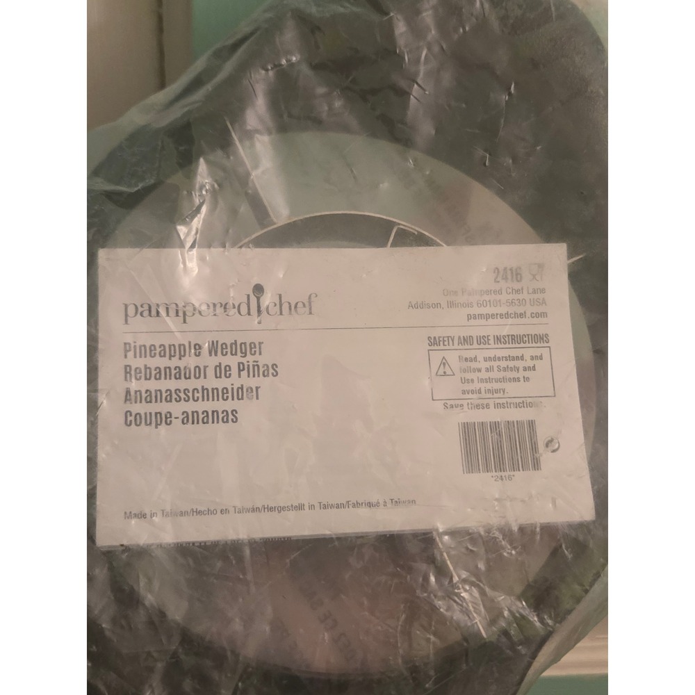 Pampered Chef Pineapple Wedger 2416 Kitchen Tool Slicer Corer New in Bag